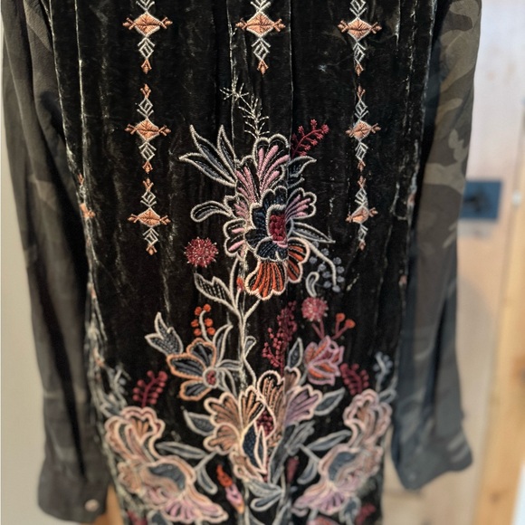 Johnny Was camoflouge and velvet details. Beautifull almost brand new top. - Picture 4 of 4